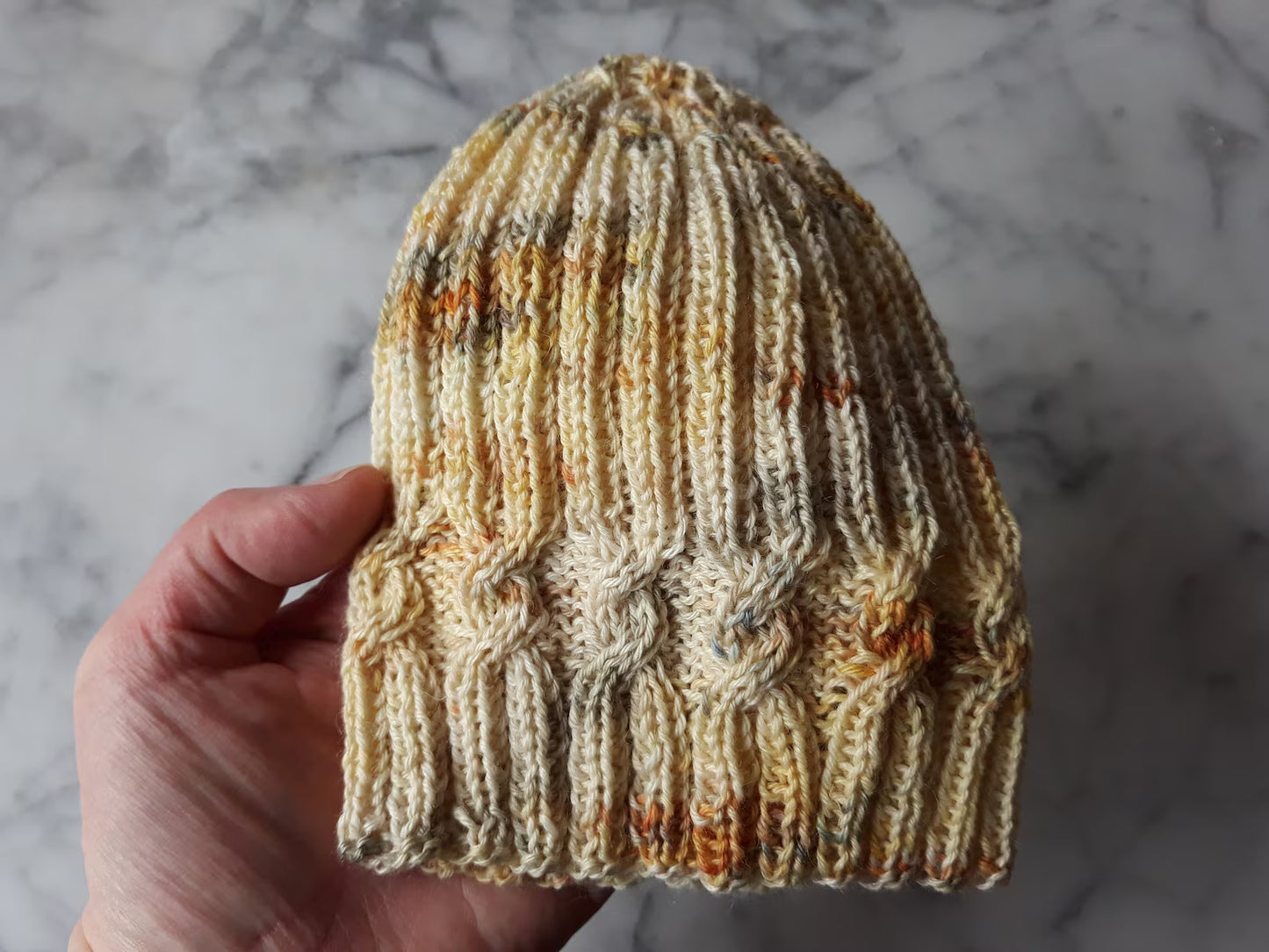 🧶 Simple Cable Knit Beanie – Seamless Sock Yarn Hat Pattern (PDF)
