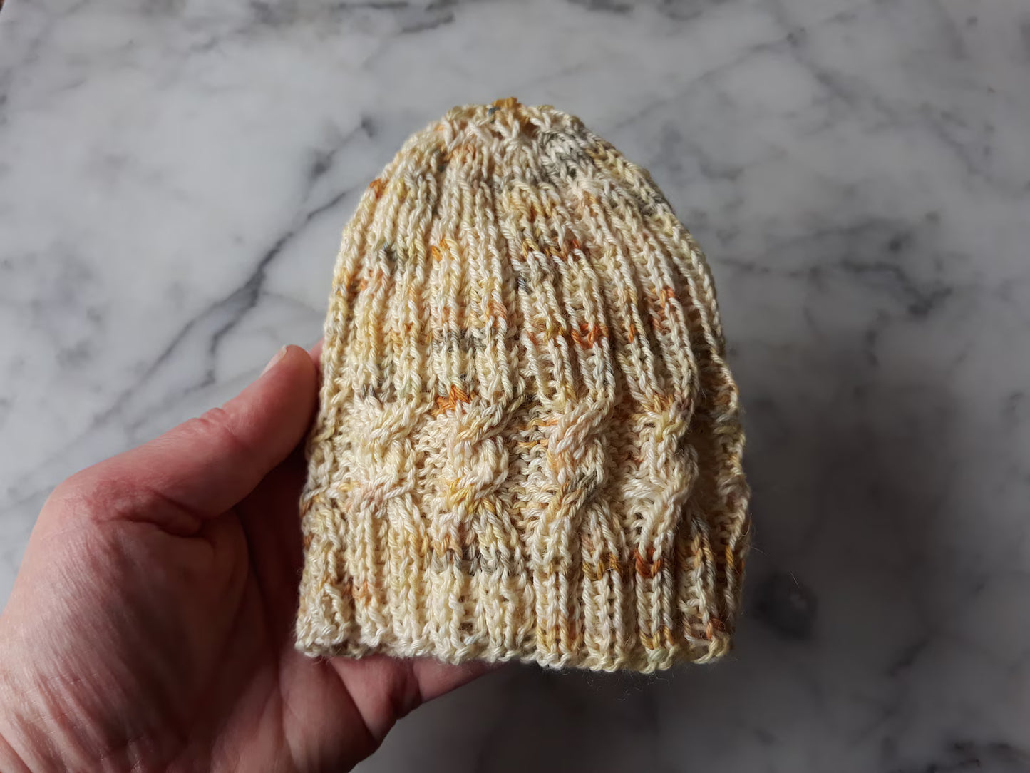 🧶 Simple Cable Knit Beanie – Seamless Sock Yarn Hat Pattern (PDF)