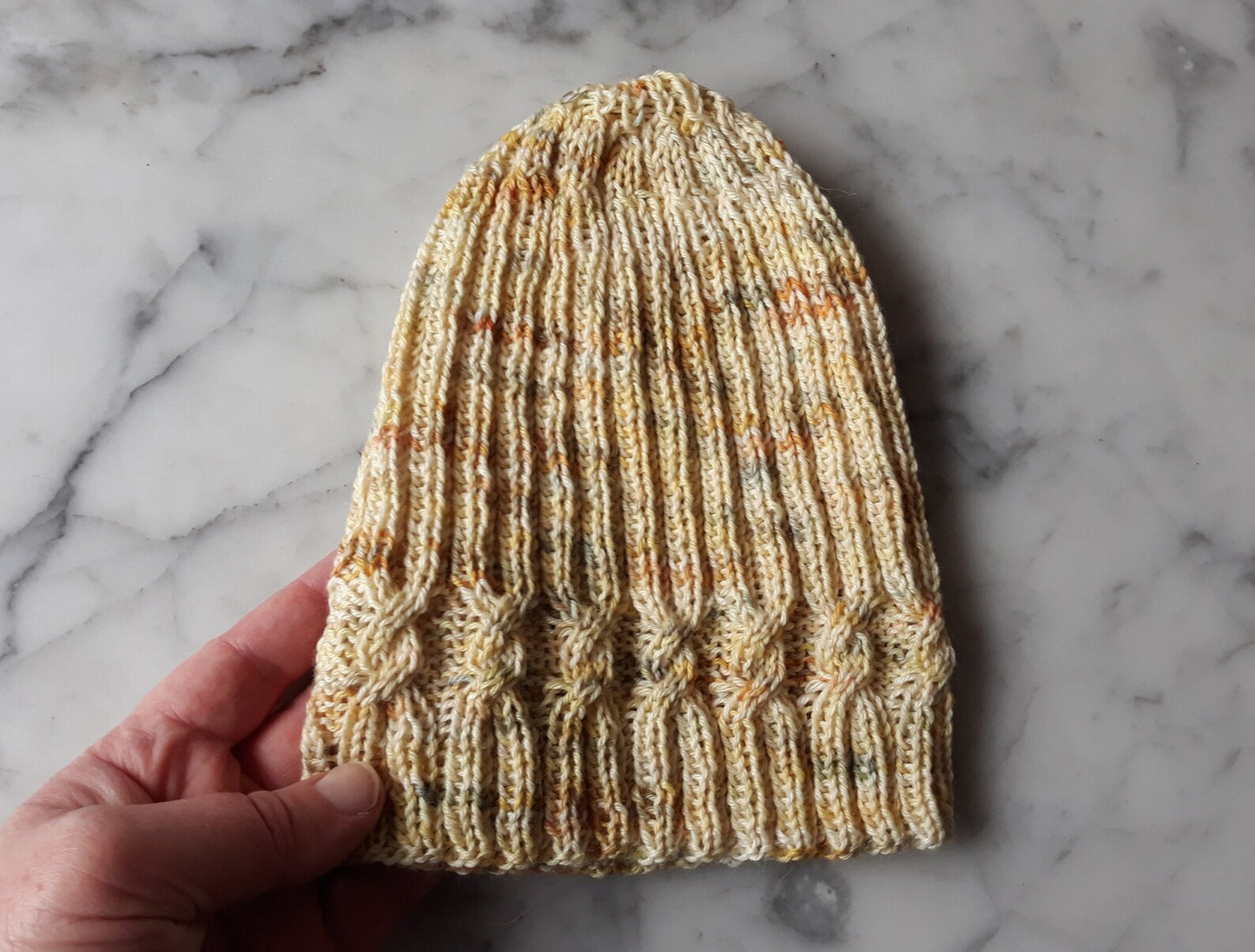 🧶 Simple Cable Knit Beanie – Seamless Sock Yarn Hat Pattern (PDF)